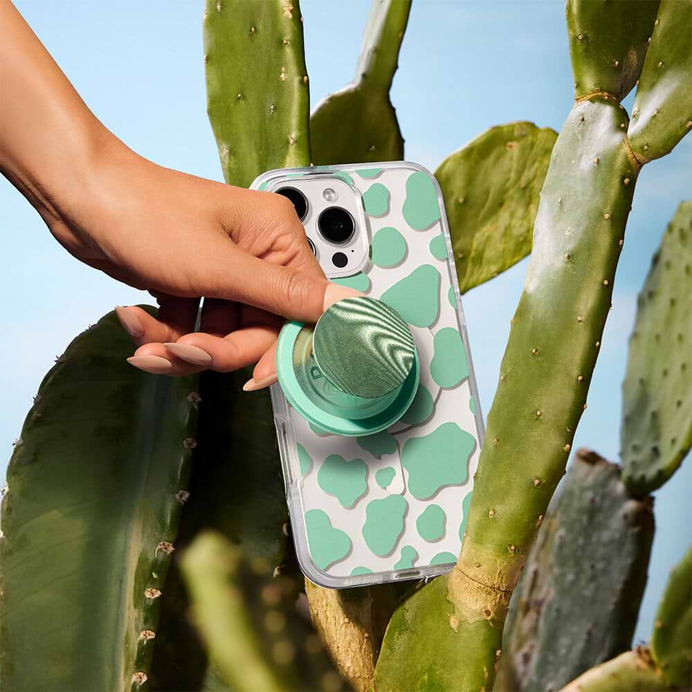 Turquoise Cow Cow — iPhone 15 Pro MagSafe Case - US 70101